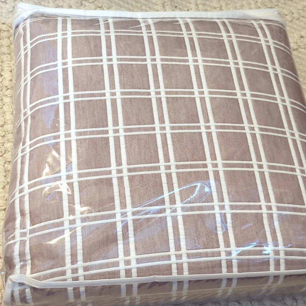 Queen-size, 3-piece quilt  